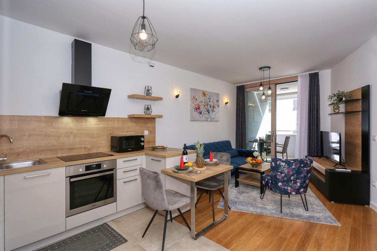 Luna With Free Parking Apartament
