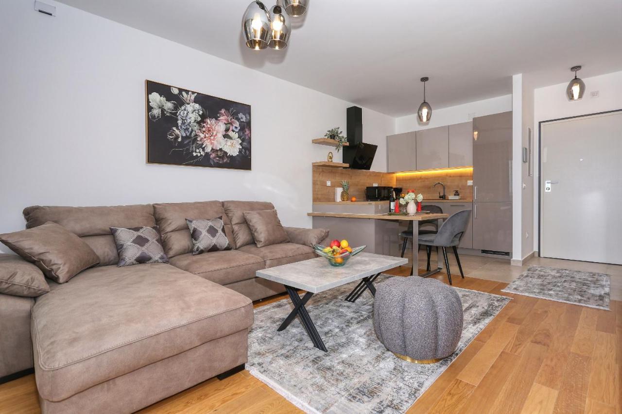 Luna With Free Parking Apartament *